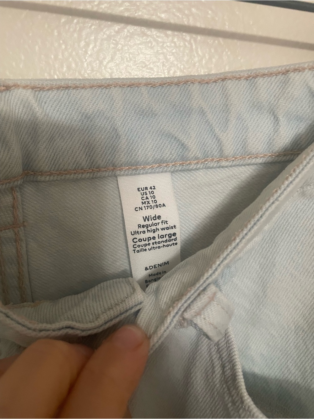 H&M Ultra Light Wash High Rise Baggy Jeans - Picture 4 of 6
